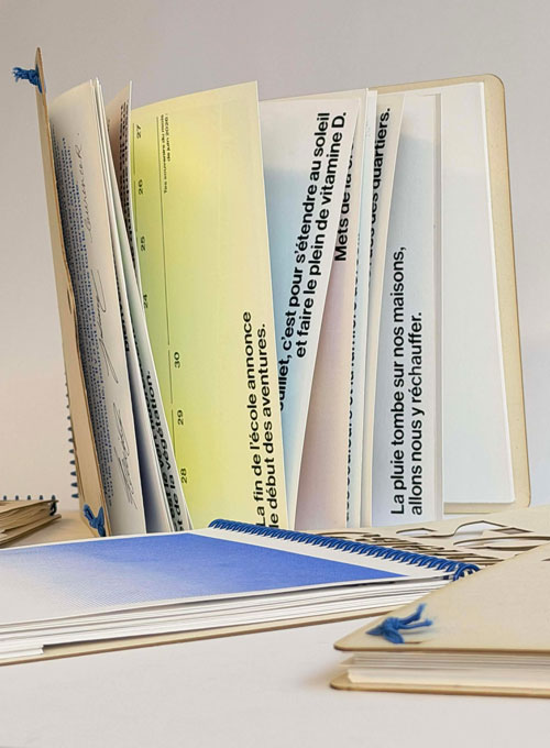 Calendrier positionné de côté avec les pages étalées.