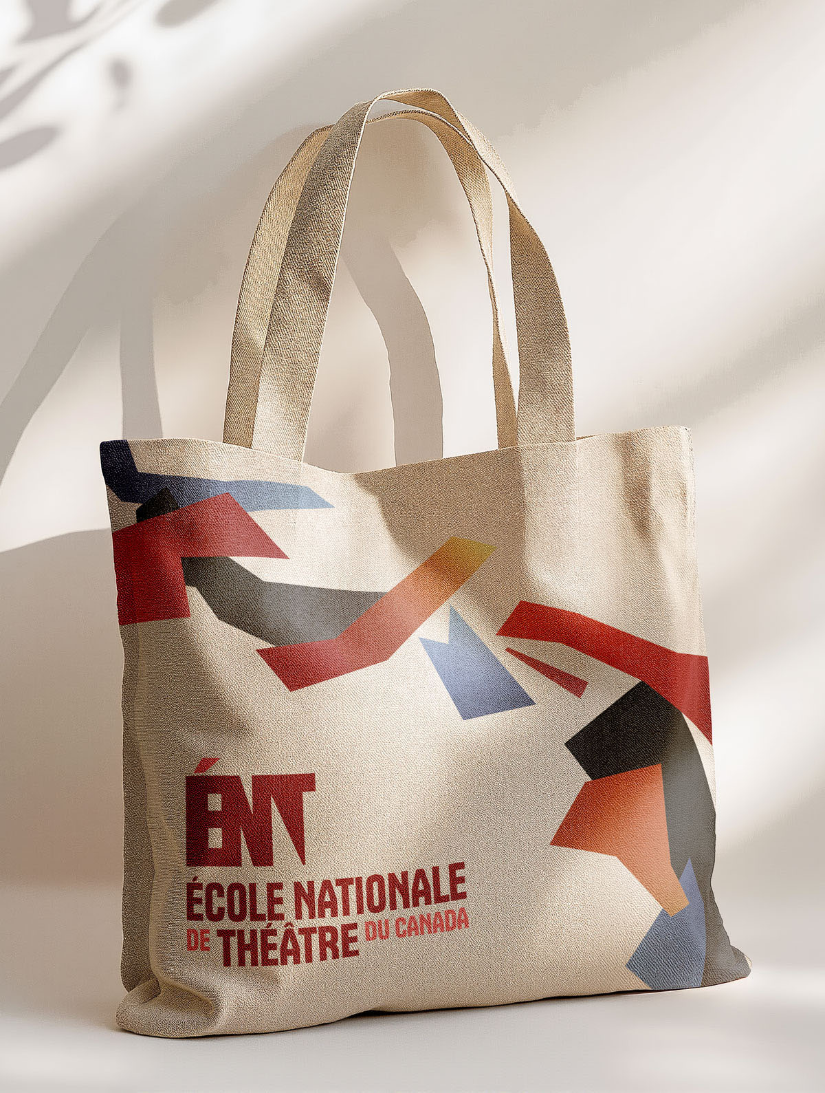 Sac conçu pour l'École Nationale de théâtre du Canada, contenant des formes abstraites et le logo.